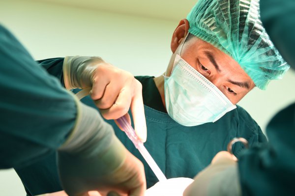 福建小伙刷牙误吞18cm牙刷，网友：我和我的小伙伴齐惊呆了...